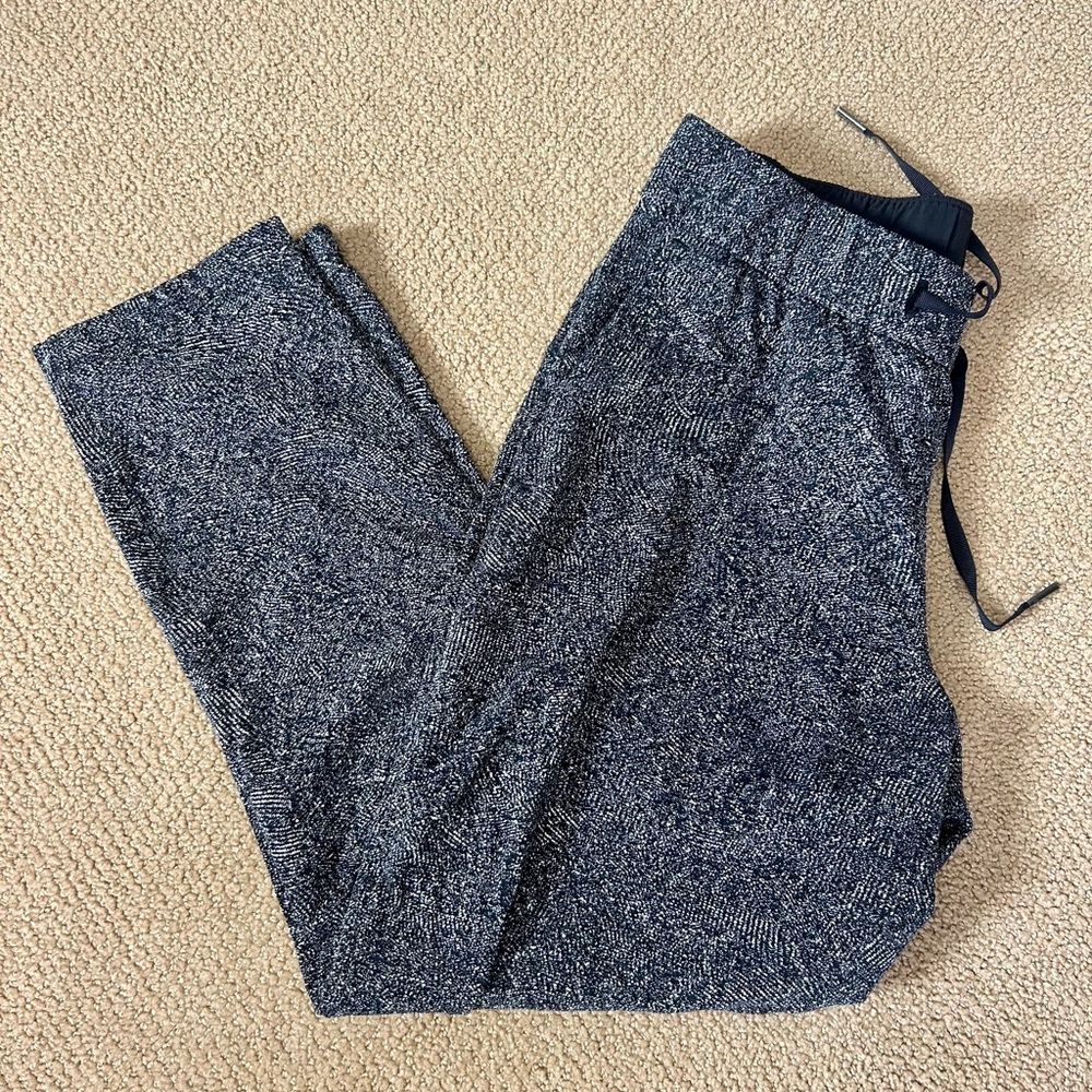 Lululemon black and white pants
